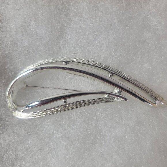 Vintage Silver Tone Sarah Classic Coventry Elegant Curved Teardrop Brooch Pin - Picture 1 of 4